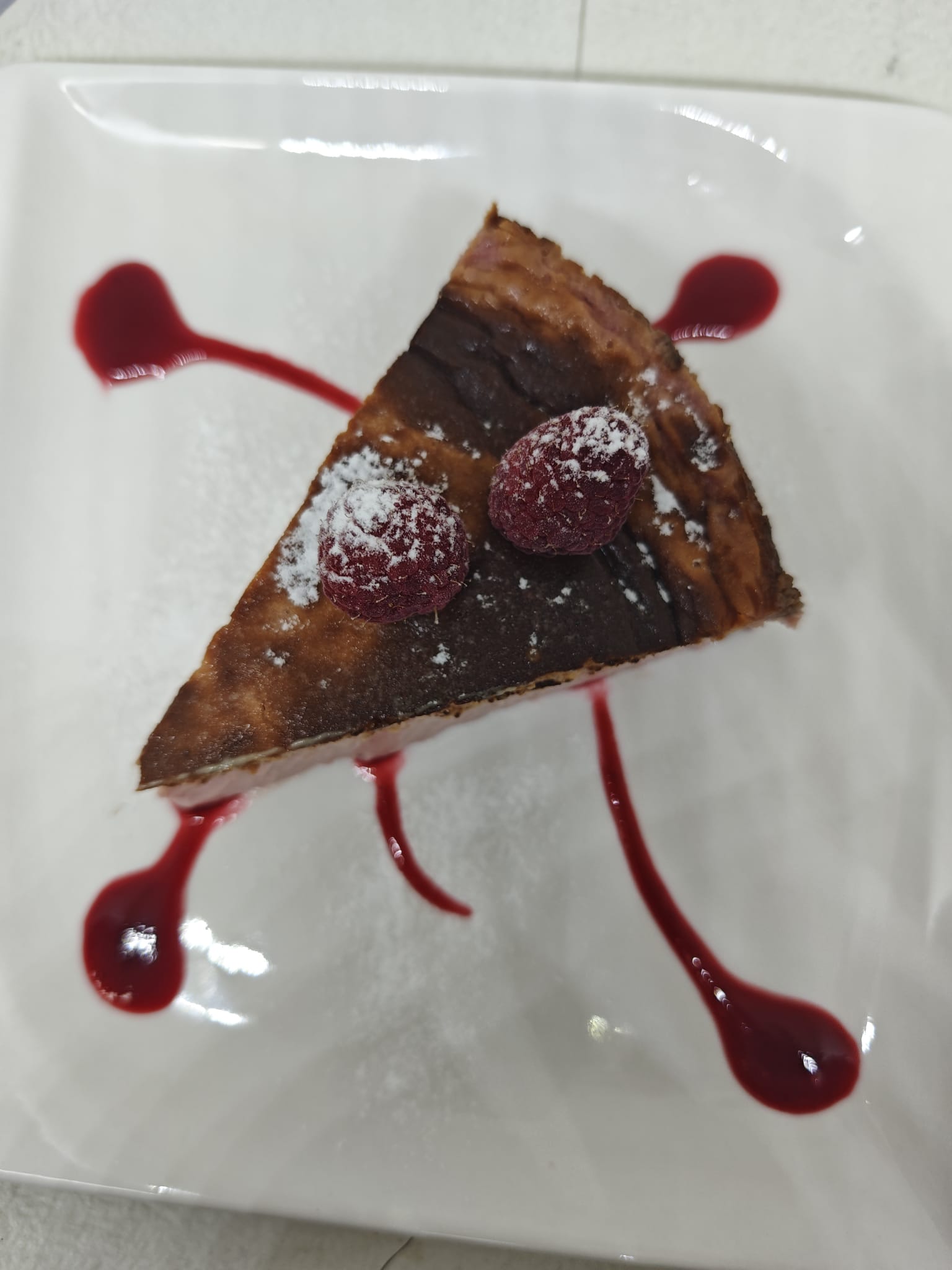 Cheesecake de frambuesa servido en restaurante El Racó de Huelva