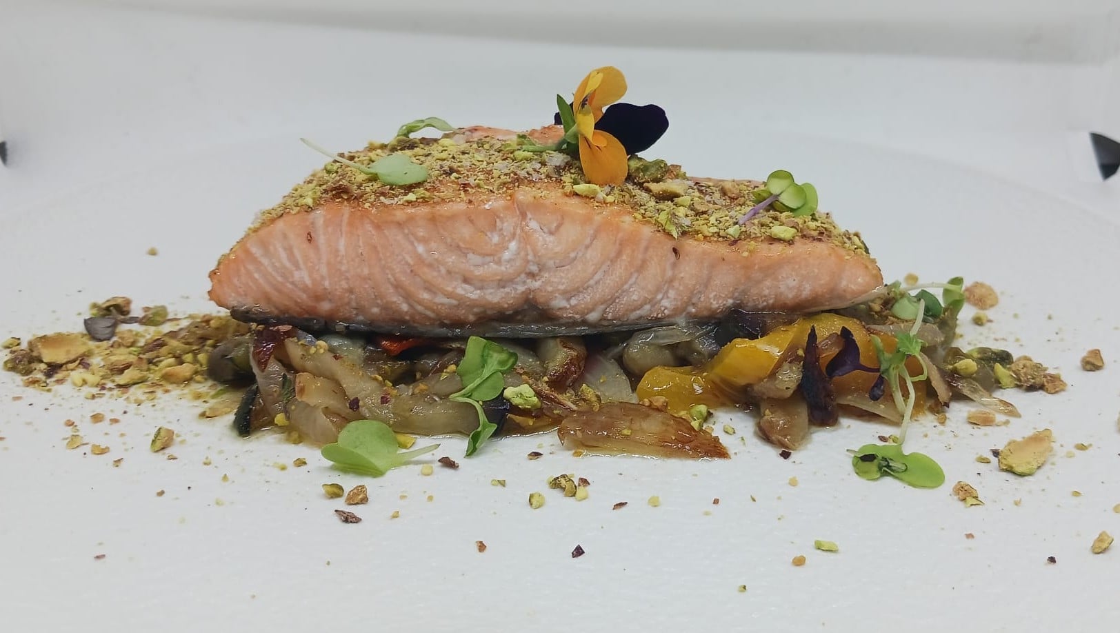 Salmon al horno de Huelva en restaurante mariscos El Racó, Barcelona