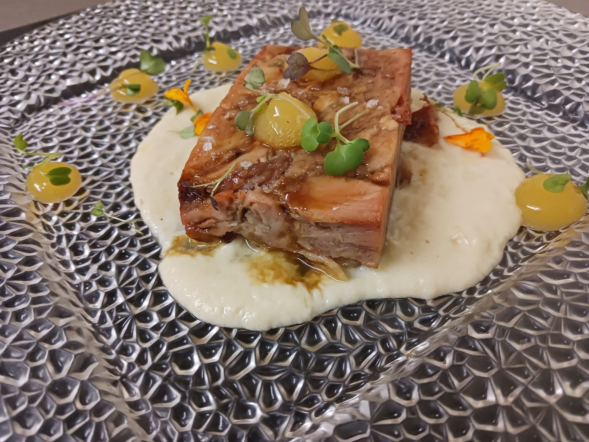 Cochinillo confitado en restaurante El Racó de Huelva